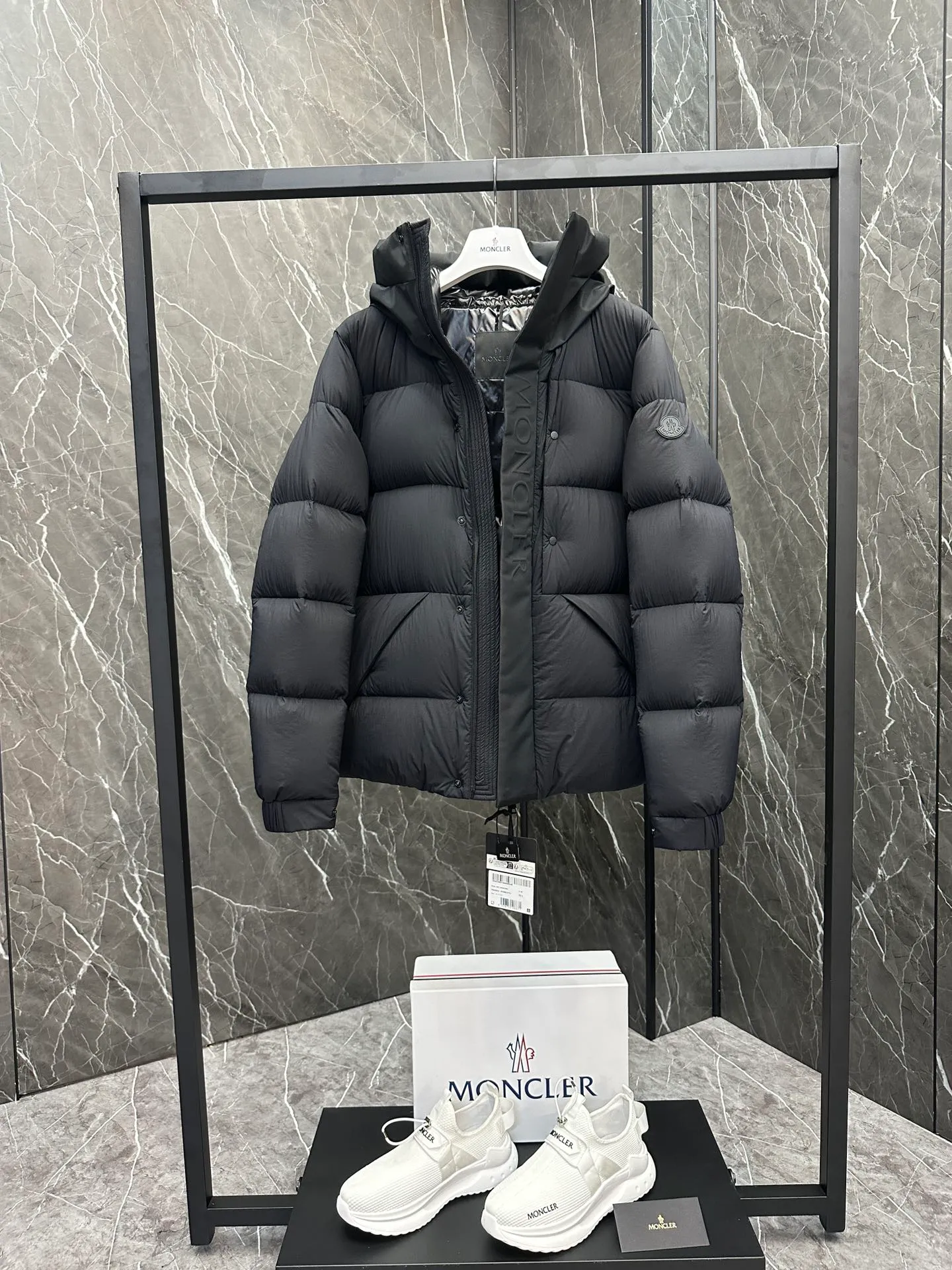 ⬆️Moncler Madeira (⚠️ ， ❗️❗️) Madeira ， 。 Madeira ， 。 longue saison ， 。 • longue saison •Nylon laqué • • • • • • • Size: 1-5 D 9878067680